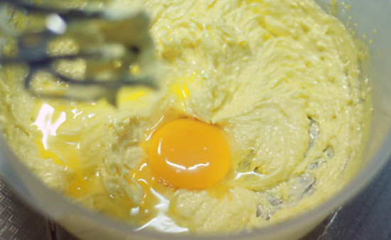 Cách làm bánh bông lan trứng muối sốt phô mai