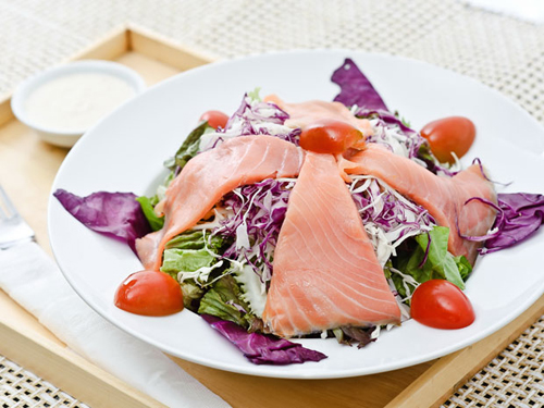 salad cá hồi xông khói