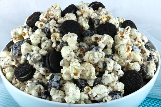 Oreo Cookie Popcorn - sweet and salty popcorn covered in marshmallow and mixed with yummy Oreos. A yummy Oreo dessert that is super easy to make! Pin this delicious popcorn treat for later and follow us for more great Popcorn Recipes.