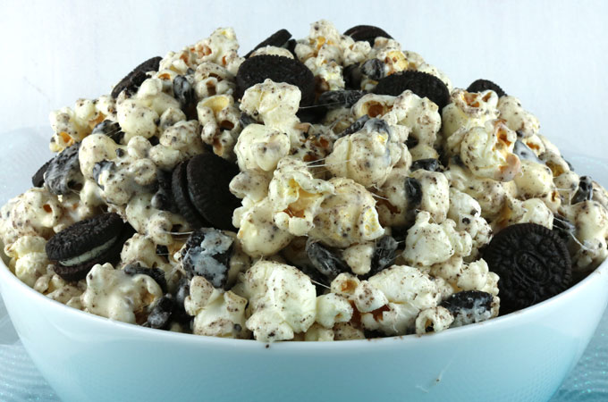 Oreo Cookie Popcorn - sweet and salty popcorn covered in marshmallow and mixed with yummy Oreos. A yummy Oreo dessert that is super easy to make! Pin this delicious popcorn treat for later and follow us for more great Popcorn Recipes.