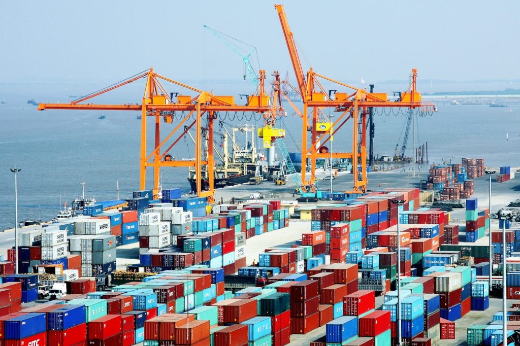 Đậu tương nhập khẩu từ Mỹ nằm trong các container tại cảng Hải Phòng